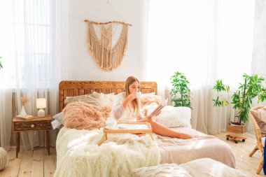 Genç ve güzel bir kız yatakta dinleniyor. Mucize sabah konsepti