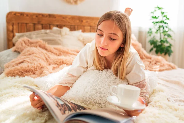 Junge Schöne Mädchen Mit Entspannten Morgen Bett Wundermorgendliches Konzept — Stockfoto