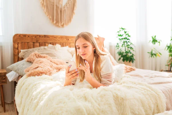 Jong Mooi Meisje Met Ontspannen Ochtend Bed Miracle Ochtend Concept — Stockfoto