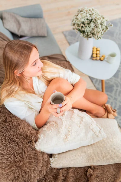 Young Beautiful Girl Sitting Couch Wrapped Cozy Blanket Cup Coffee — Stock Photo, Image