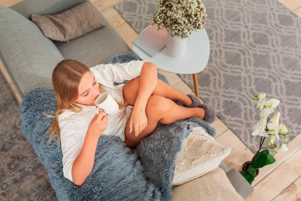 Junge Schöne Mädchen Sitzen Auf Einer Couch Eine Kuschelige Decke — Stockfoto