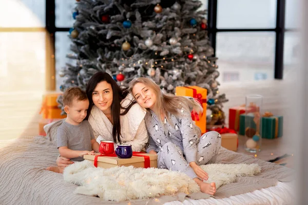 Glad Glad Glad Familj Nära Julgran Mor Och Barn Bär — Stockfoto