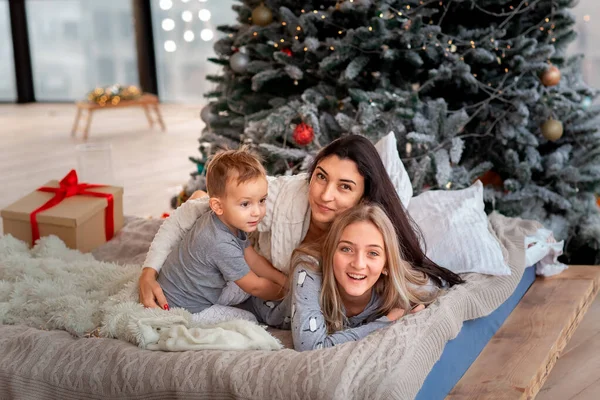 Glad Glad Glad Familj Nära Julgran Mor Och Barn Bär — Stockfoto