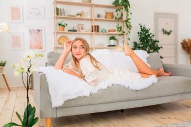 Genç ve güzel gelin, düğünden önceki sabah yatakta eğleniyor.