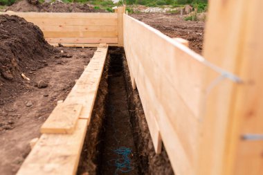 Yeni ev temelleri için striptiz temeli oluşturmak için ahşap kaplama. En başından beri ev inşa etmek