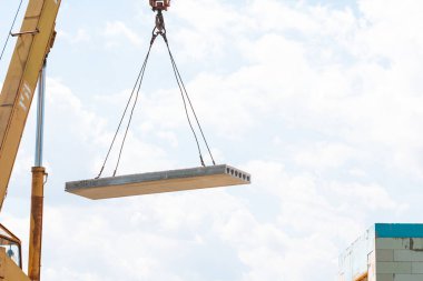 İnşaat alanına beton döşeme döşemesi döşeyen inşaat işçisi. İkinci kattaki beton döşeme döşemesi