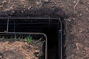 Yeni ev temelleri için striptiz temeli oluşturmak için köşelerin güçlendirilmesi.