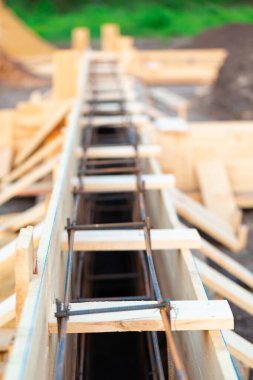 Yeni ev temelleri için striptiz temeli oluşturmak için köşelerin güçlendirilmesi.