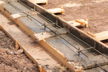 Temele çimento döşemek ya da beton dökmek otomatik pompayla yapılan bir iş. Ev temelleri oluşturuluyor