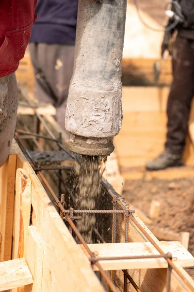 Close Van Bouwvakkers Die Cement Beton Funderingsbekisting Leggen Met Automatische — Stockfoto