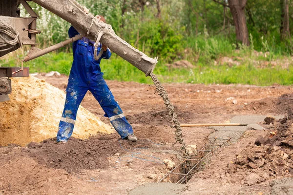 Trabalhador Construção Que Coloca Cimento Concreto Cofragem Fundação Construção Fundação — Fotografia de Stock