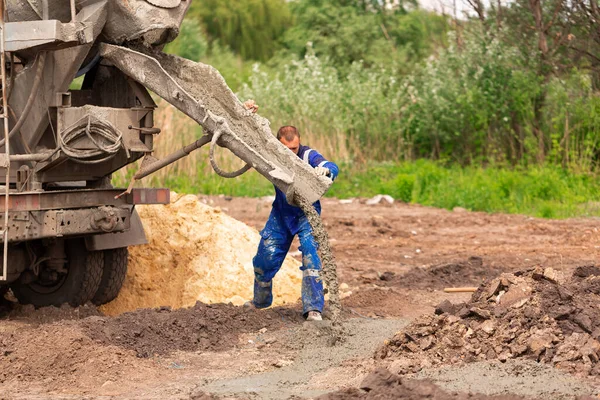 Trabalhador Construção Que Coloca Cimento Concreto Cofragem Fundação Construção Fundação — Fotografia de Stock
