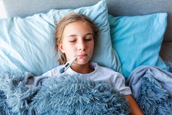 Ziek Tienermeisje Met Hoge Koorts Hoofdpijn Bed Thermometer Haar Mond — Stockfoto