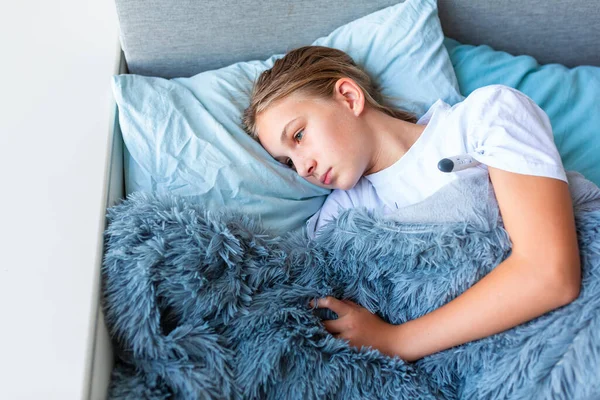 Chora Nastolatka Wysoką Gorączką Bólem Głowy Leżąca Łóżku Trzymająca Termometr — Zdjęcie stockowe