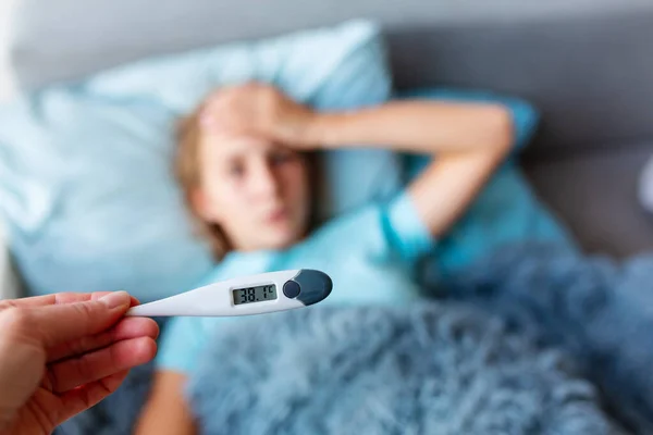 一个高烧头疼的生病少女躺在床上 如果你觉得不舒服 在日冕病毒流行期间呆在家里 — 图库照片