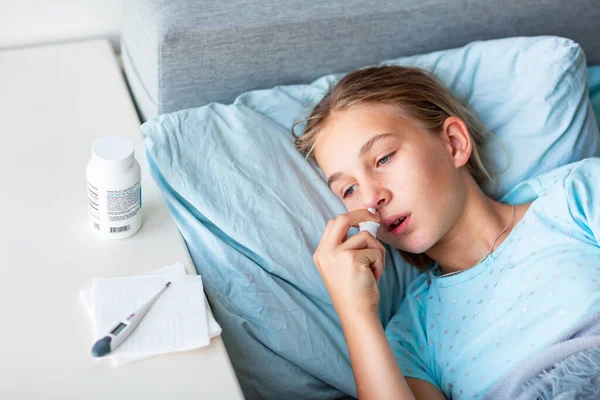 Chorą Nastolatkę Wysoką Gorączką Bólem Głowy Leżącą Łóżku Rozpylającą Leki — Zdjęcie stockowe