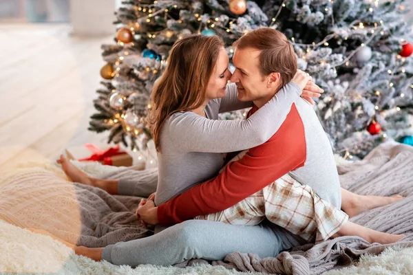 Lyckligt Par Har Kul Nära Chrismas Träd Hemma — Stockfoto