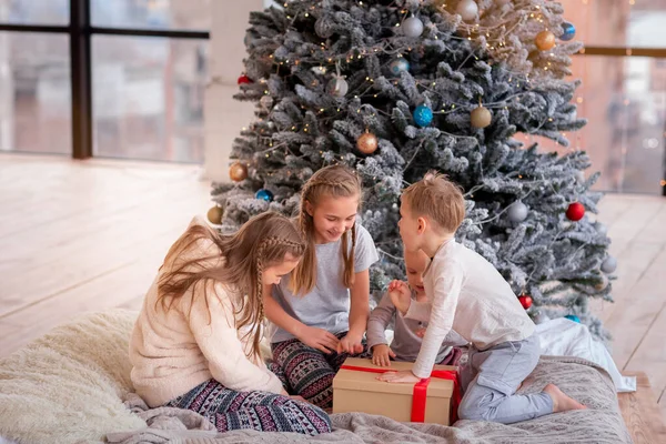 Щасливі Діти Розважаються Відкривають Подарунки Біля Ялинки — стокове фото