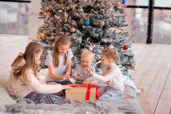 Щасливі Діти Розважаються Відкривають Подарунки Біля Ялинки — стокове фото