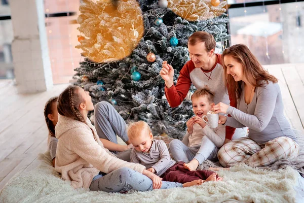 Lycklig Familj Med Barn Som Har Roligt Och Öppnar Presenter — Stockfoto