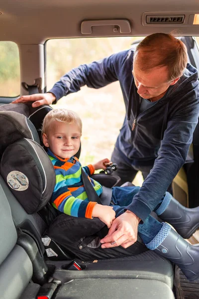 Vader Doet Veiligheidsgordel Voor Zijn Zoontje Zijn Autostoeltje Veiligheid Van — Stockfoto