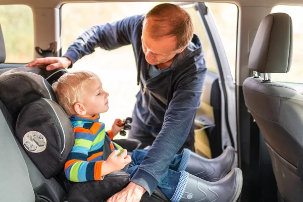 Vader Doet Veiligheidsgordel Voor Zijn Zoontje Zijn Autostoeltje Veiligheid Van — Stockfoto