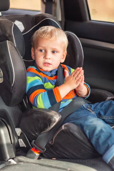 小男孩坐在车座上 蜷缩在车里 儿童汽车座椅安全 — 图库照片
