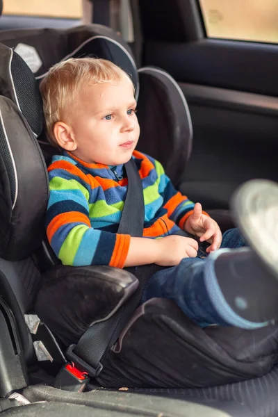 小男孩坐在车座上 蜷缩在车里 儿童汽车座椅安全 — 图库照片