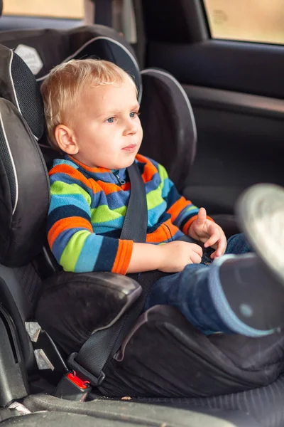 Liten Pojke Som Sitter Bilstol Fastspänd Bilen Barnbilssäkerhet — Stockfoto