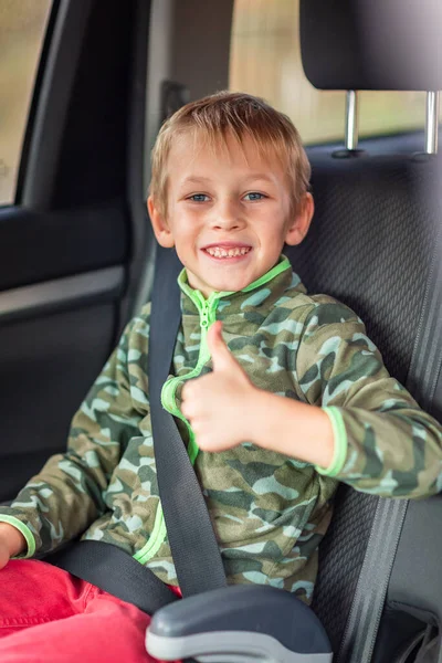 小男孩坐在扶手椅上 蜷缩在车里 儿童汽车座椅安全 — 图库照片