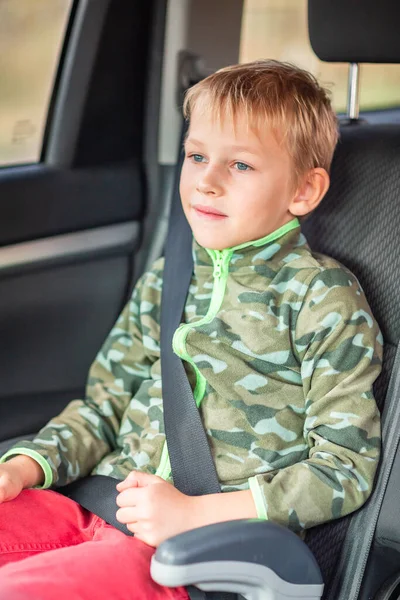 Mère Attachant La Ceinture De Sécurité Pour Son Petit Garçon Dans Son Siège  Auto. Sécurité Des Sièges D'auto Pour Enfants