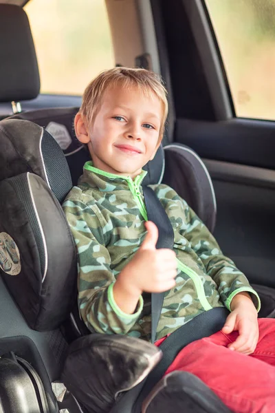 Маленький Мальчик Сидящий Автомобильном Сидении Пристегнутый Машине Безопасность Детских Автокресел — стоковое фото