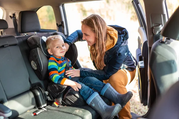 Moeder Maakt Veiligheidsgordel Vast Voor Haar Zoontje Zijn Autostoeltje Veiligheid — Stockfoto