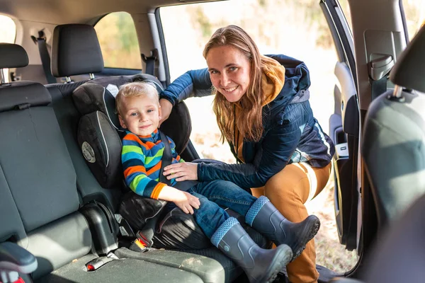 Moeder Maakt Veiligheidsgordel Vast Voor Haar Zoontje Zijn Autostoeltje Veiligheid — Stockfoto