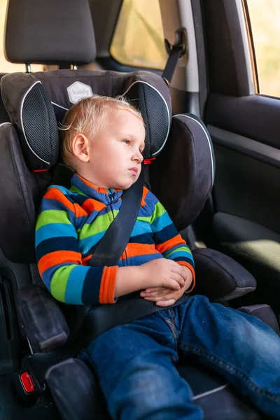 Liten Pojke Som Sitter Bilstol Fastspänd Bilen Barnbilssäkerhet — Stockfoto