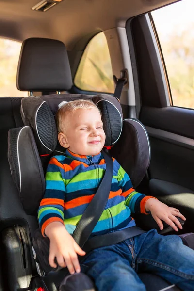 Маленький Мальчик Сидящий Автомобильном Сидении Пристегнутый Машине Безопасность Детских Автокресел — стоковое фото
