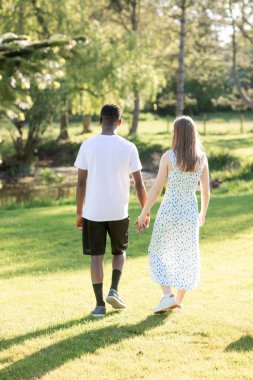 Genç bir çift, açık havada yaz gününün tadını çıkarıyor. Siyah bir adam ve beyaz bir kadın, doğal bir bahçe bahçesinde birlikte. Romantizm, sevgi ve çeşitliliği barışçıl, güneşli bir ortamda ifade ediyorlar.