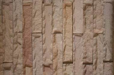 Taştan yapılmış arka plan duvarı.