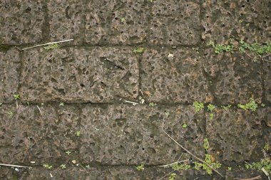 Taştan yapılmış arka plan duvarı.