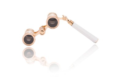 Opera ve tiyatro dürbünleri beyaza izole edilmiş.