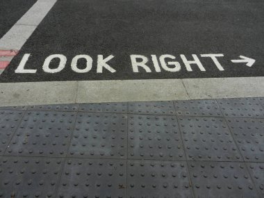 Uyarı işareti kaldırım üzerindeki harfler beyaz