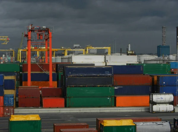 Renkli konteyner Limanı ve büyük Vinçler