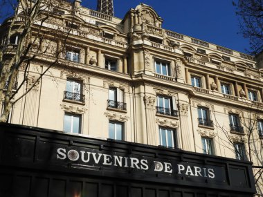Güneşli bir gün Paris eski bina