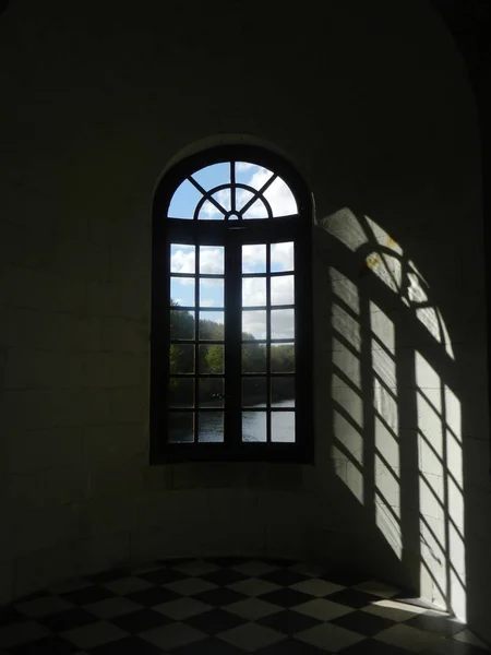 Eski kale pencere ve gölge