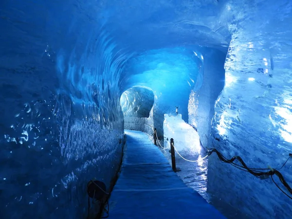 Caverna de gelo azul em Alpas Fotos De Bancos De Imagens Sem Royalties