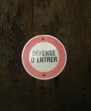 Dairesel giriş işareti yok. Beyaz ve kırmızı. Siyah harflerle Fransızca yazılmış.