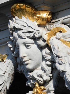 Beyaz ve altın renginde kadın yüz heykelinin kapalı ayrıntıları