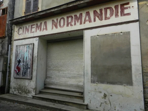 Boyanmamış ve kirli duvarları olan harap bir yüz.