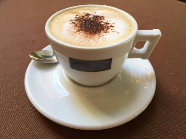 Kahve, süt ve çikolatayla hazırlanmış kapuçinolu beyaz porselen.