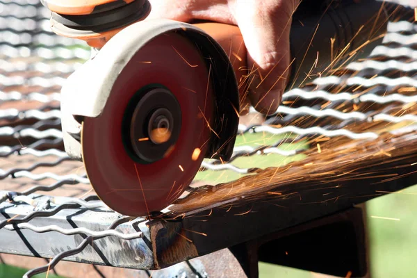 Werknemer Een Metalen Deel Standaard Beschermende Uitrusting Dragen Slijpen — Stockfoto